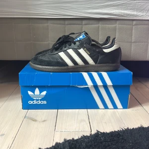 Adidas samba - Tja! Säljer dessa snygga adidas skor för att de är för små. Skorna är lite slitna men har 100% liv i sig. Äkta! Perfekta för sommaren. Hoppas du vill köpa!