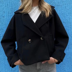 Kort kappa  - Använd en del men fortfarande i utmärkt skick! Köparen står för frakt 📦 