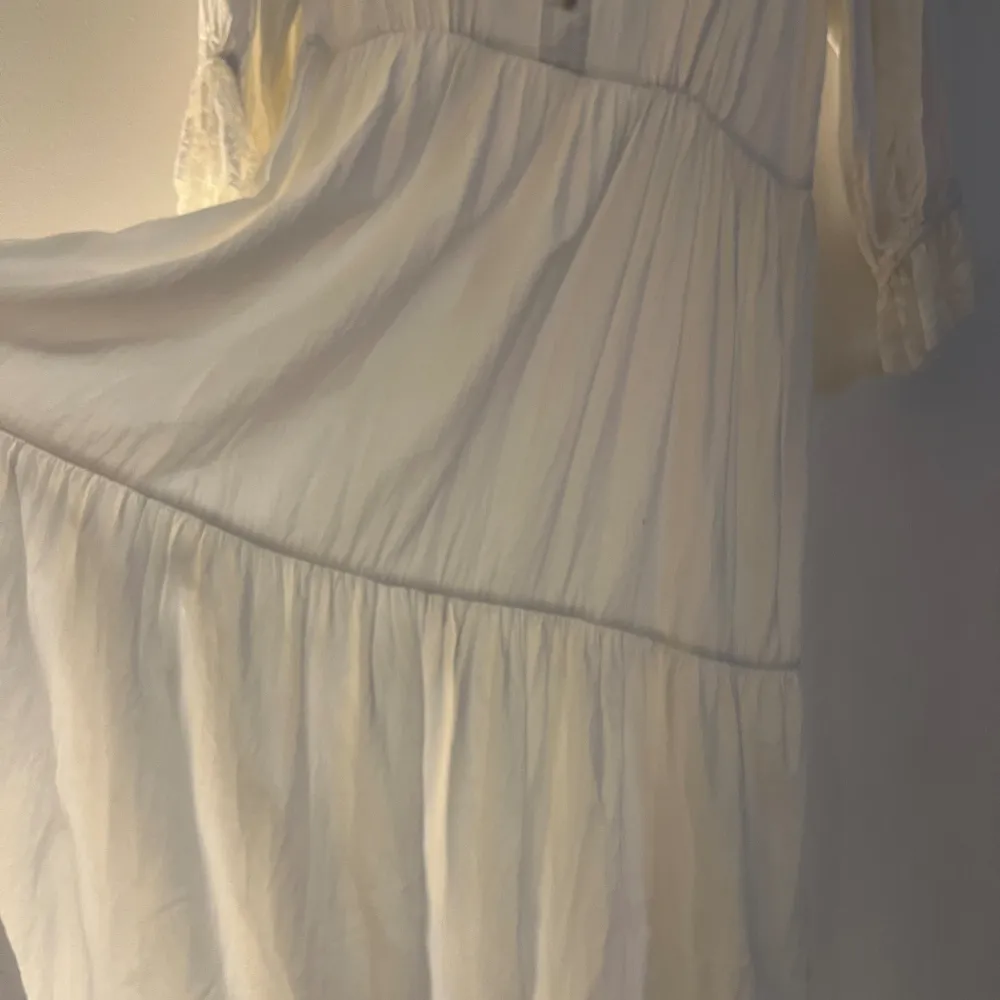 Jättefin klänning i lite viktoriansk stil(?) Fint skick men har en liten fläck, se bild 3! Men det är inget som syns.🪷. Klänningar.