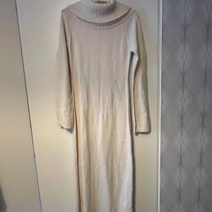 Jätte fin lång beige klänning från Gina, aldrig använd!! 
