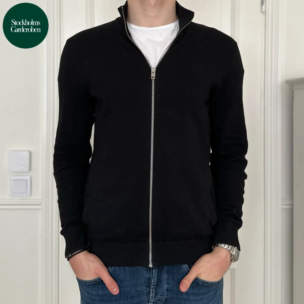 Fullzip från Jack&Jones | Storlek: M - Skicket på zip-tröjan är väldigt bra utan defekter - Vårat pris: 199kr - Modellen är 187cm och väger 80kg. . Tröjor & Koftor.