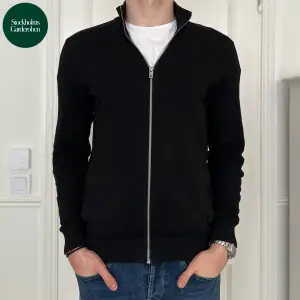 Fullzip från Jack&Jones | Storlek: M - Skicket på zip-tröjan är väldigt bra utan defekter - Vårat pris: 199kr - Modellen är 187cm och väger 80kg. 