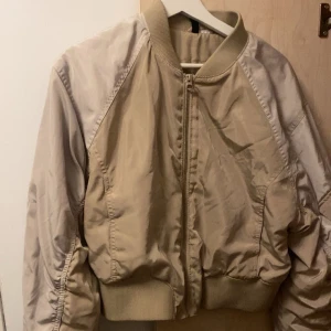  Vanlig höstjacka  -  Den är från HM storlekM