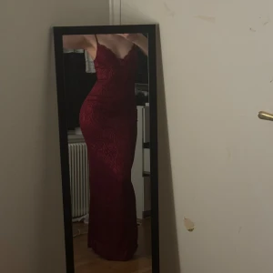 Röd klänning  - Älskar denna egentligen, har bara ingen stans att ha den tyvärr 