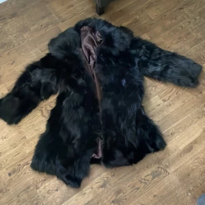 Pälsjacka  - En cool pälsjacka i svart färg med ett stort hål vid kragen. Den passar mig som har ungefär medium. Pälsen är mjuk och varm. Annat än hålet är jackan fortfarande i bra skick.