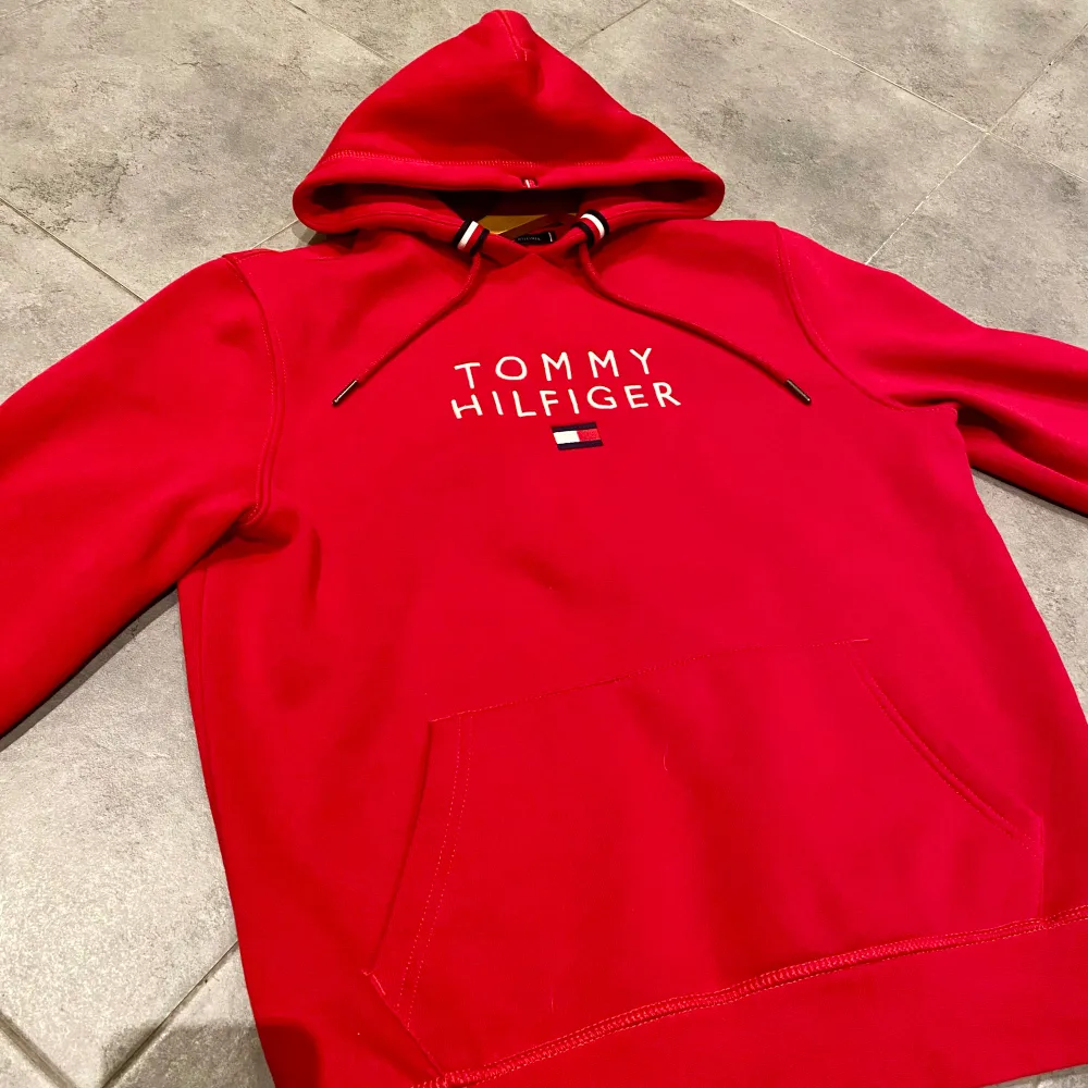 Röd herr hoodie från Tommy Hilfiger i fint skick i storlek S. . Hoodies.