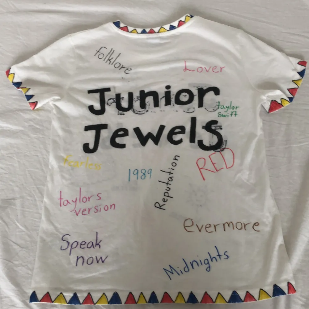 Säljer min ”Junior Jewels” tröja som jag gjorde själv under min Taylor Swift fas. Säljer för att den inte kommer till användning längre!❤️. T-shirts.