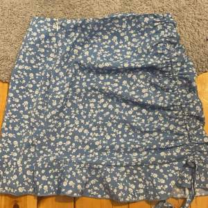 Fin blå somrig kjol ifrån shein, i bra skick säljer eftersom den blivit för liten💕