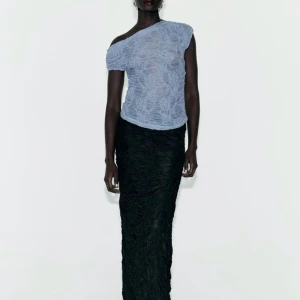 Zara topp  - Super snygg topp från zara, perfekt till sommaren☺️ Aldrig använd så är i nyskick❤️ 