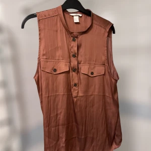 Blus - Jättefin kortärmad silkesblus som inte är använd. Den är från H&M i storlek 42!!