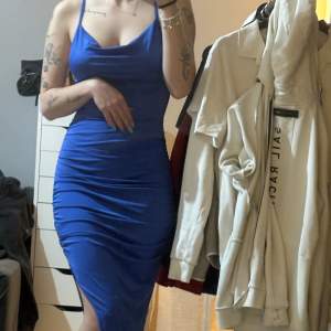 Superfin blå klänning.