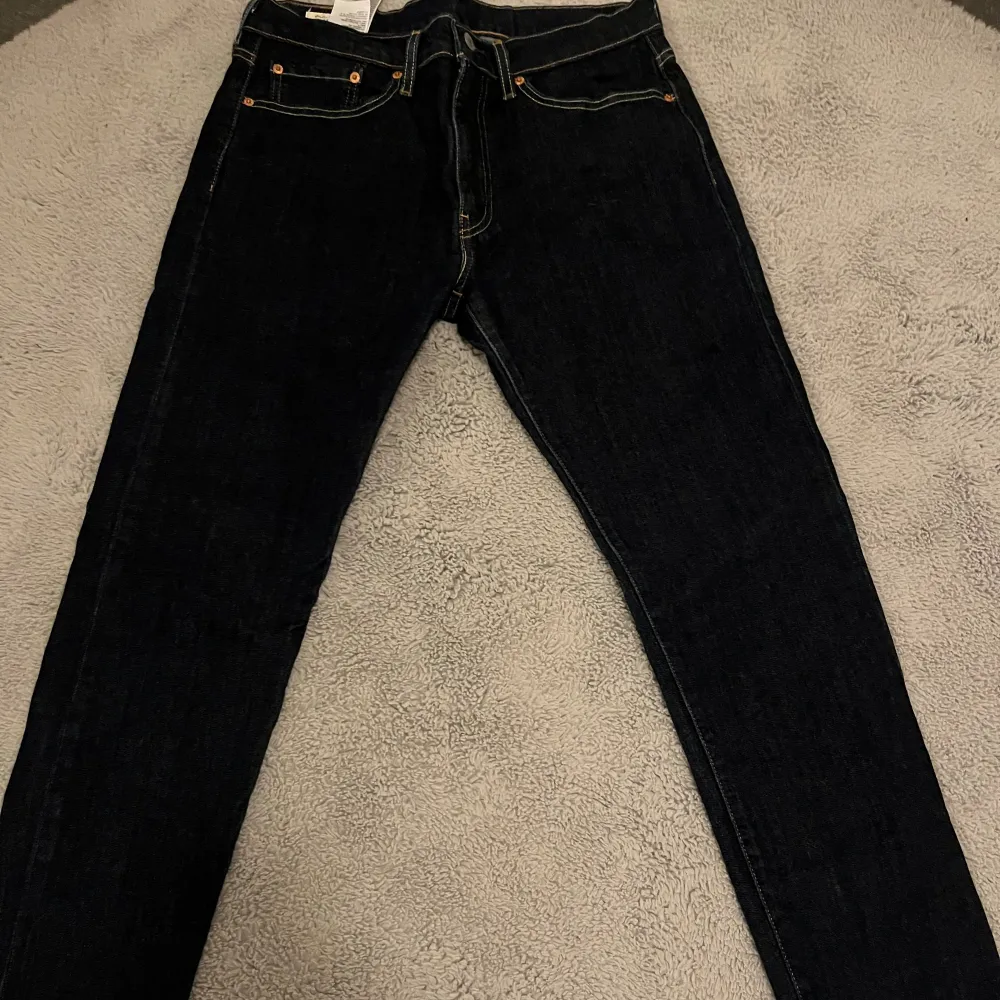 Köptes för 1000 , är i bra skick och haft dem i 1 år.. Jeans & Byxor.