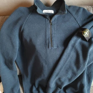 Stone Island half zip - Säljer en nästan helt oanvänd Stone Island half zip.