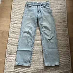 Ljusblå straight jeans, storlek 32. Fint skick!