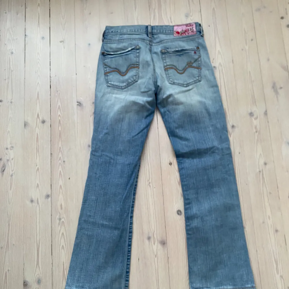 Jättesnygga ljusblåa bootcut jeans med låg midja från Replay! Inga tecken alls på användning, ser helt nya ut.   Innerben: 70cm Midja rakt över: 35cm   Priset kan diskuteras💞. Jeans & Byxor.
