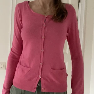 Kofta med fickor  - Kofta med fickor från H&M, står ingen storlek men skulle säga S/M