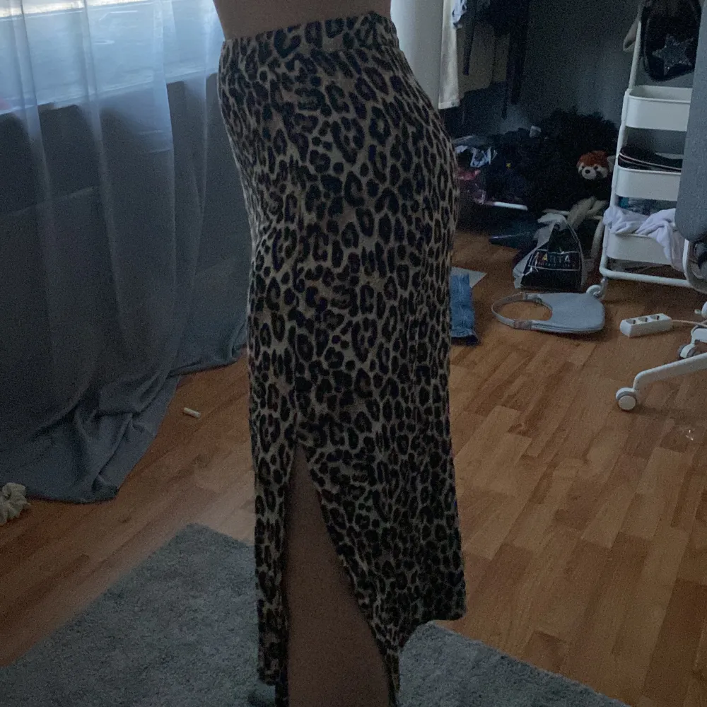 A long skirt with a split end, only used a few times, good condition . Kjolar.