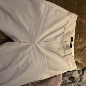 Ett par vita kostymbyxor från bikbok i stl 38, finns lite små fläckar men syns knappt!