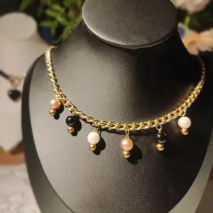 Jag presenterar för er handgjorda halsband som utgör en perfekt komplettering till er stil. Med sin unika och delikata design framhäver de skönheten och lägger till charm. Varje halsband kan bäras på två olika sätt.  