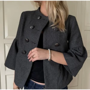 Jacka  - Säljer nu min fina trekvartsärmad jacka! Jackan är i ny skick och passar perfekt till våren. Köpt hos SecondLove UF💗