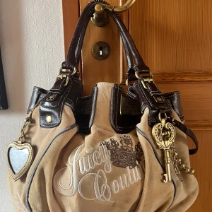 Juicy couture väska - Säljer min superfina, självklart äkta Juicy Couture väska🩷 den är väl använd men fortfarande superfin! Man får precis plats med en dator i väskan🤍 kan gärna skicka mer bilder på väskan! Det är bara att fråga