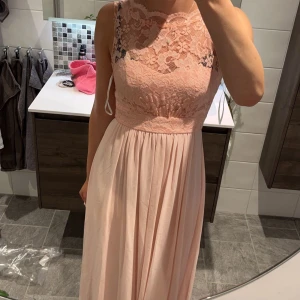 Balklänning - Fin rosa balklänning som jag köpte på Sellpy förra året, jag själv har inte använt den, medföljer en sjal i samma färg