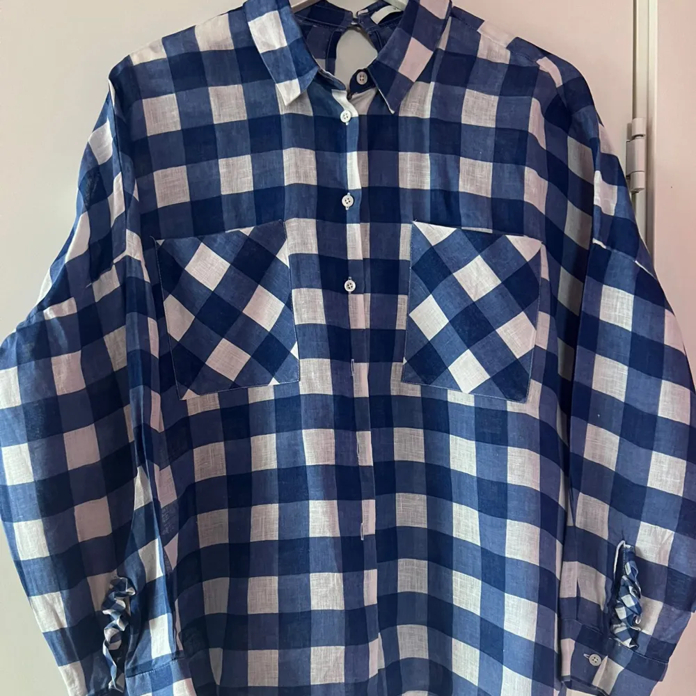 Jättefin skjorta från Uterqüe som säljs pga den kommer inte till användning, inga defekter.. Tröjor & Koftor.