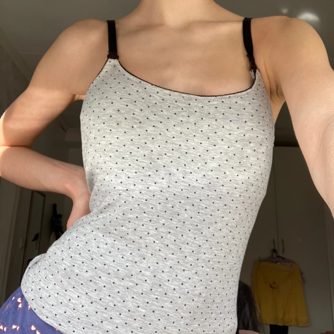 Grå linne/topp med svarta prickar