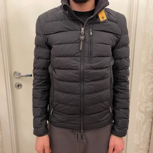 Parajumper dunjacka i bra skick! - Hej, säljer min Parajumper lätt dunjacka i strl XS som är perfekt till höst/vår. Jackan är använd en säsong så den är i bra skick, har varken slitage vid armarna eller dragkedjan. Självklart är den orginal/äkta och har QR kod.  Pm för mer info!  