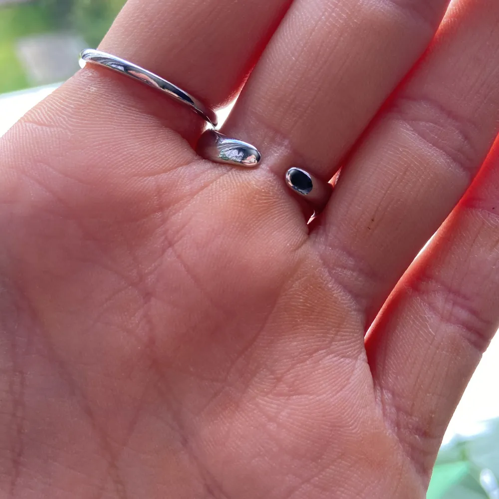 Två silver ringar från shein aldrig använda. Den ena kan man justera i strl. . Accessoarer.