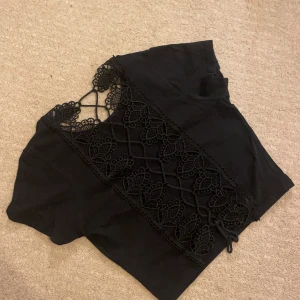 Söt topp - Croptopp som är simpel med fin detalj på ryggen och har thigh fit.