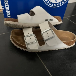 Birkenstock vita  - Säljer dessa birkenstock vita i storlek 38 smal passform🤍