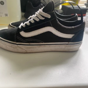 Svarta vans - Säljer nu dessa vans strl 37. Inga skador utan man kan bara se att dem är använda.