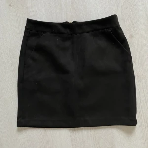 Kjol Veromoda - Svart kjol i mocka-liknande material från Veromoda i strl XS. Fickor fram och silvrig dragkedja bak. I fint skick, sparsamt använd.   Kommer från djur- och rökfritt hem, tvättad parfymfritt. 