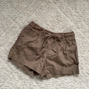 Bruna shorts  - Bruna shorts i storlek 38. Mycket bra skick! 