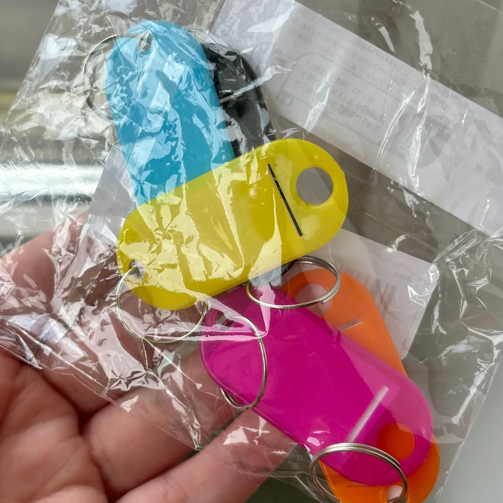 5 oanvända nyckelringar i olika färger med möjlighet att skriva på, perfekt om man ska hålla reda på tex vad nyckeln går till! Fortfarande kvar i förpackning då de bara legat i en låda.. Accessoarer.