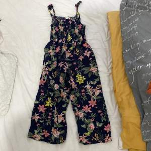 Jag vill sälja min blommiga jumpsuit från H&M den har inga skador och är i fint skick.