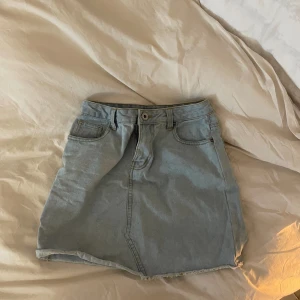 Jeanskjol  - Super söt jeanskjol som aldrig kommer till användning. 