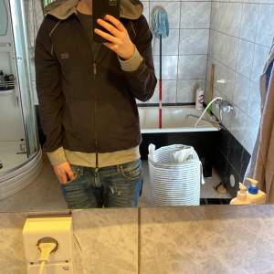 Hugo boss zip hoodie i fint skick inga hål eller defekter den passar mig som är 171