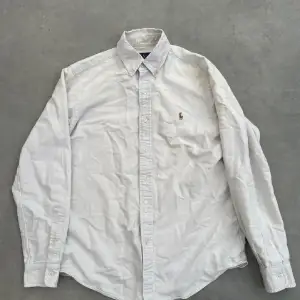 | Polo Ralph Lauren skjorta | Storlek s |  | Skick 8/10 | Pris 399 |