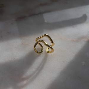 Yomie har fina kvalitativa prisvärda ringar som endast kostar 119kr 💕 Alla är vattentäta och gjorda av rostfritt stål 💛 Ringarna orsakar alltså inga utslag 💕Denna ring är justerbar & i färgen guld 💛 För fler frågor/bilder skicka ett meddelande💕