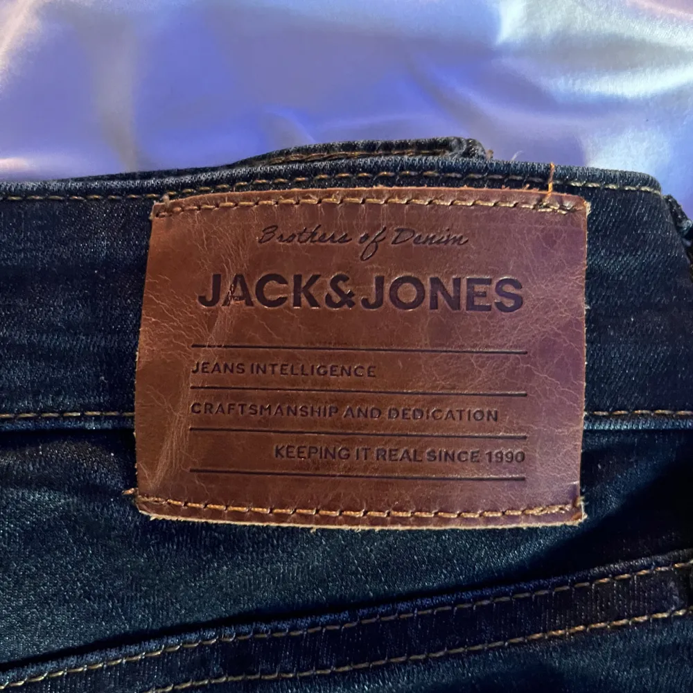 Jack and Jones slim fit jeans till ett bra pris. Nypris för dessa jeans är 1000kr, mitt pris 599kr. Storlek 30-34 passar dig som är mellan 170 och 180.. Jeans & Byxor.