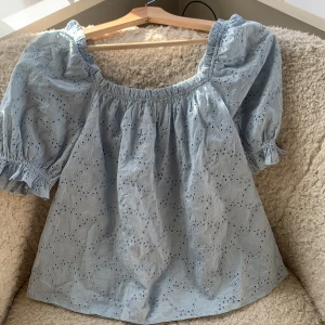 ljusblå topp - Superfin topp/blus från &otherstories. köpt för 1 år sedan men har tyvärr aldrig använt den