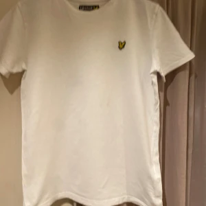 Lyle&Scott T-shirt - Säljer en vit Lyle&Scott T-shirt i storlek 12-13 år. Säljes i befintligt skick.  Nypris 299kr Mitt pris 49kr