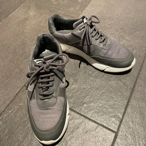 Genesis Vintage Runner (Grå) - Axel Arigato Genesis runner. 3 år gamla men endast använda vi några tillfällen (10 gånger)