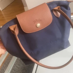 VID SNABB AFFÄR 600 Jätte snygg longchamp väska  - Svår och få tag på denna modell då den är väldigt efterfrågad , har ni frågor eller funderingar hör gärna av er:) 