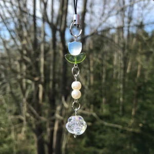 Phone charms - Super vackra Phone charms som hänger på sidan av telefonen som en accessoar✨Finns i en massa olika designer, färger, former. Ex: blommor 🌷 , hjärtan 💕 , djur 🦔 och mycket mer✨Kontakta gärna vid frågor, innan köp och vid custom. Priser varierar☺️