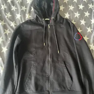 Säljer en 1:1 svart moncler hoodie som är knappt använd. QR koden leder en direkt till hemsidan och hoodien ser bra ut. Pris kan diskuteras lite