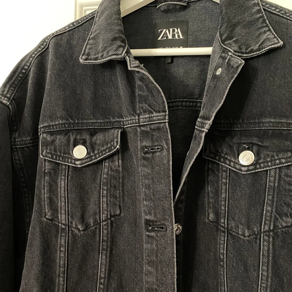 Snygg svart jeansjacka i en lite kortare modell från Zara. Använd fåtal gånger så är i nytt skick! . Jackor.