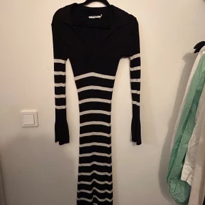 Randig stickad klänning - Fin stickad klänning från Nakd. Säljer då den inte används längre. 💘